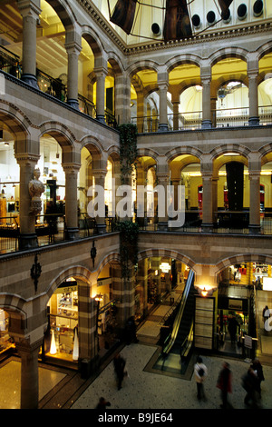 La cour intérieure, centre commercial Magna Plaza, dans l'ancien bâtiment du bureau de poste principal, Nieuwezijds Voorburgwal, Amsterdam, North Banque D'Images