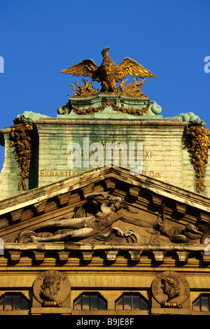 La sculpture de l'aigle sur le toit, façade baroque, décoration maison sur la Grand-Place, Grand Place, Bruxelles, Belgique, Benelux, Euro Banque D'Images