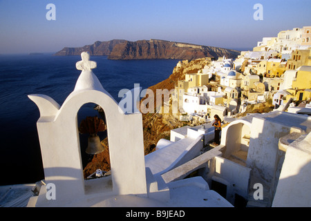 Village de Oia avec ses maisons blanches, de l'église et vue sur la caldeira, l'île de Therasia Thirasia, dans le dos, île de Santo Banque D'Images