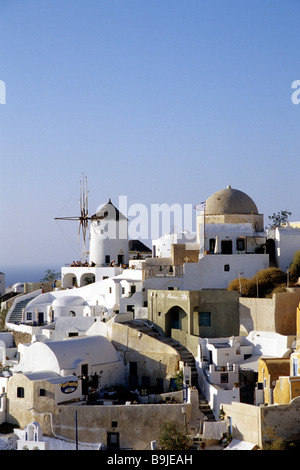 Village de Oia avec ses maisons blanches, l'île de Santorin, le Thera ou Thira, Cyclades, Mer Égée, Mer Méditerranée, de la Grèce, de l'Eur Banque D'Images