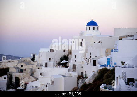 À l'aube dans la ville d'Oia, avec ses maisons blanches, Santorin ou Thira, Cyclades, Mer Égée, Mer Méditerranée, Grèce, Europe Banque D'Images