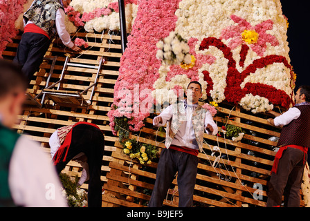 Les hommes de placer l'épargne à grande fleur réplique en bois statue de Virgen de los Desamparados. Fallas Valencia Espagne Banque D'Images