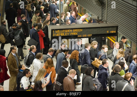 Les navetteurs sur plate-forme en attente de train bondé Canary Wharf Docklands Londres Royaume-Uni Banque D'Images