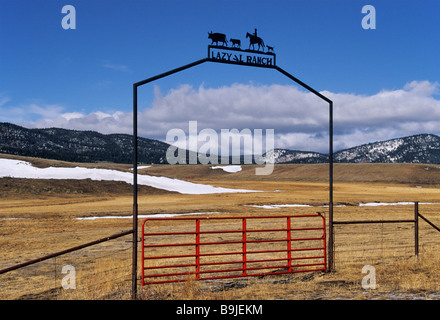 Ranch gate sur Enchanted Circle byway près d'Eagle Nest avec Sangre de Christo Mountains dans dist dans le comté de Colfax New Mexico USA Banque D'Images