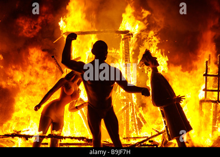 L'incendie d'une sculpture Ninot La Crema pendant l'apogée de Fallas de Valence Espagne Banque D'Images