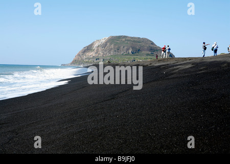 Le sable noir d'Iwo Jima sur l'une des plages d'invasion attaqué par l'US Marine Corps sur Feb 19 1945 Mt Suribachi est dans le Banque D'Images