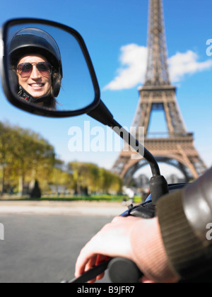 Femme sur un cyclomoteur à Paris Banque D'Images