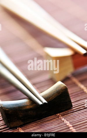 Deux ensembles de baguettes en bois repose sur close up Banque D'Images