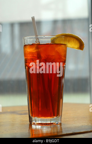 Thé glacé au citron dans un grand verre Banque D'Images