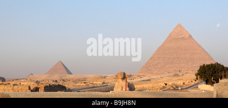 Les grandes pyramides de Gizeh et Sphinx près du Caire en Egypte au lever du soleil Banque D'Images