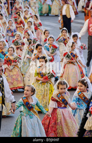 Les jeunes enfants Falleras défilent vers la Place de la Vierge avec des offrandes de fleurs. Las Fallas. Valencia Espagne Banque D'Images