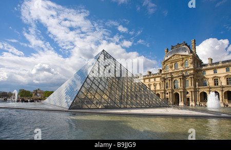 Pyramide des fontaines et de l'extérieur du musée du Louvre Paris France Europe Banque D'Images