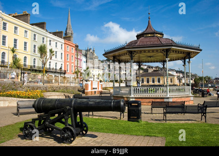 Les canons, band stand et waterfront park de Cobh, dans le comté de Cork, Irlande Banque D'Images