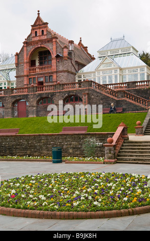 Salon de thé avec dans les conservatoires restaurée Belle Vue park parc public victorien à Newport South Wales UK Banque D'Images