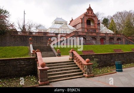 Salon de thé avec dans les conservatoires restaurée Belle Vue park parc public victorien à Newport South Wales UK Banque D'Images