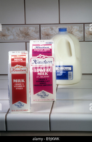Trois types de lait sans gras entier pasteurisé à faible teneur en matières grasses carton Bouteille demi-gallon gallon litre compteur de cuisine nourriture santé boire de lait Banque D'Images