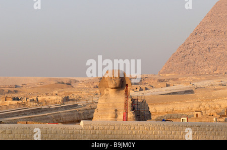 Les grandes pyramides de Gizeh et Sphinx près du Caire en Egypte au lever du soleil Banque D'Images