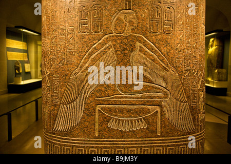 Déesse Isis ailes s'étend sur le granit poli sarcophage de Ramsès III Musée du Louvre Paris France Europe Banque D'Images