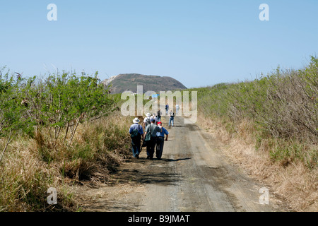 American survivants de la bataille d'Iwo Jima DURANT LA SECONDE GUERRE MONDIALE marche dans un chemin de terre en direction de Mt Suribachi Banque D'Images