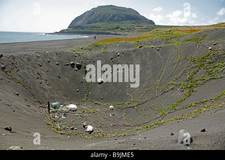 Grand cratère de bombe à partir de l'U S L'invasion du Corps des Marines PENDANT LA SECONDE GUERRE MONDIALE sur l'île d'Iwo Jima avec Mt Suribachi en arrière-plan Banque D'Images