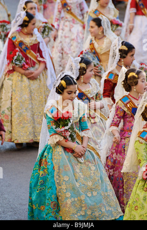 Les jeunes enfants Falleras défilent vers la Place de la Vierge avec des offrandes de fleurs. Las Fallas. Valencia Espagne Banque D'Images