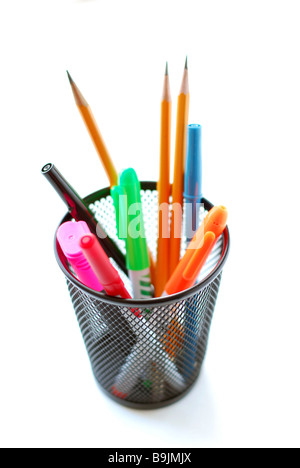 Stylos et crayons en treillis de métal porte-crayons sur fond blanc Banque D'Images
