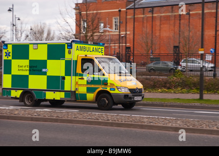 Un excès d'ambulance d'urgence avec feux bleus clignotants sur Banque D'Images