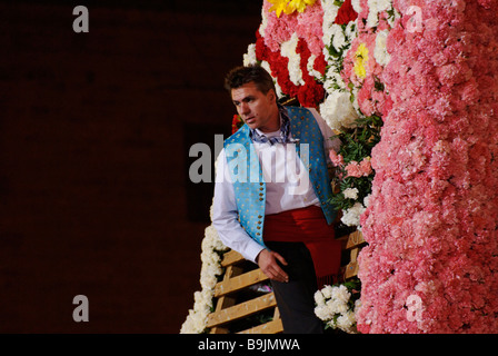 Les hommes de placer l'épargne à grande fleur réplique en bois statue de Virgen de los Desamparados. Fallas Valencia Espagne Banque D'Images