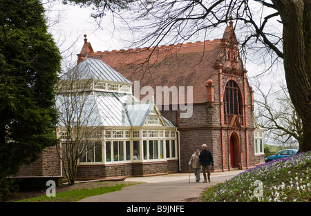 Salon de thé avec dans les conservatoires restaurée Belle Vue park parc public victorien à Newport South Wales UK Banque D'Images