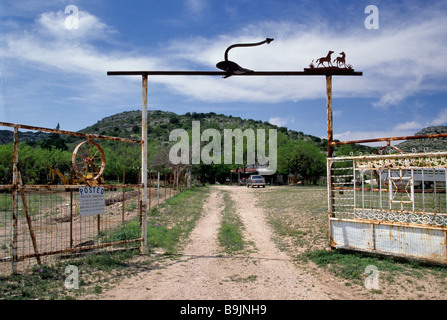 La porte en fer forgé ranch à Juno Edwards Plateau dans le Comté de Val Verde Texas USA Banque D'Images