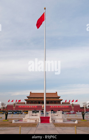 Le drapeau chinois sur la Place Tiananmen, en face de la Cité Interdite, Pékin, Chine Banque D'Images