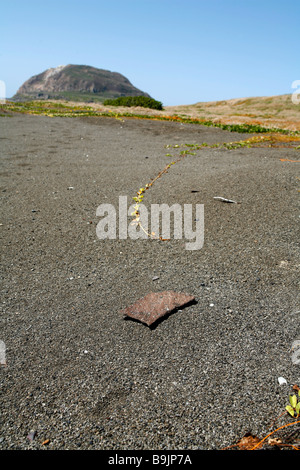 Morceau de shrapnel de la bataille la bataille d'Iwo Jima sur l'une des plages d'invasion attaqué par des Marines américains au cours de février 1945 Banque D'Images