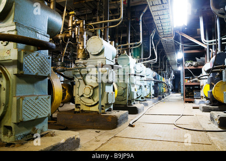 Les installations de Forevacuum principalement composés de la pompe et les vannes d'appui Banque D'Images