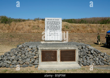 La réunion japonais et américains d'honneur sur Iwo Jima Memorial sur la plages attaqué par l'invasion US Marin Banque D'Images