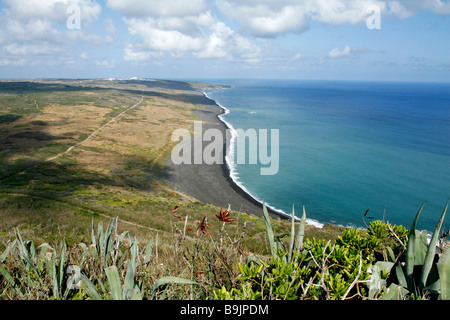 Vue depuis le mont Suribachi de black Sands of the Marine Corps plages invasion attaqués par les Marines américains sur 19 févr. 1945 Banque D'Images