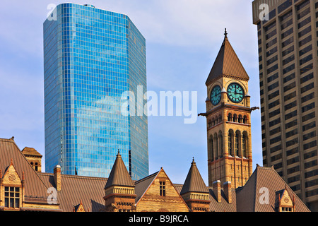 Tour de l'horloge de l'ancien hôtel de ville, entouré de bâtiments modernes dans le centre-ville de Toronto (Ontario) Canada Banque D'Images