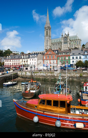 Bateaux de pêche dans le port de Cobh avec la ville et la cathédrale saint Colman dans l'arrière-plan par une belle journée ensoleillée, l'Irlande Banque D'Images