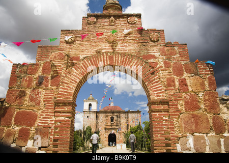 L'église coloniale espagnole dans le village zapotèque de Magdalena Teitipac, Oaxaca, Mexique. Banque D'Images