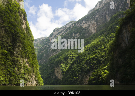 Des falaises calcaires s'élever au-dessus du fleuve Grijalva qui serpente à travers Canyon du Sumidero au Chiapas, Mexique. Banque D'Images