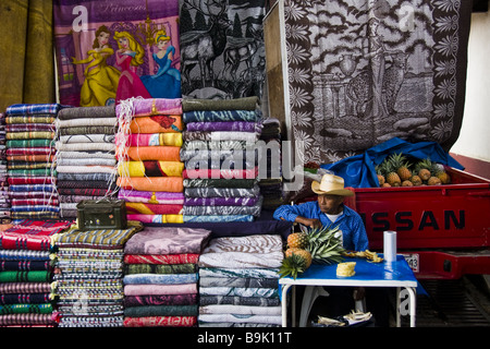 Un homme vend des ananas de sa camionnette au marché de San Pedro Chenalho, Chiapas, Mexique. Banque D'Images