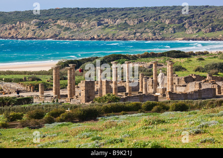 Ruines romaines de Baelo Claudia à Bolonia la Province de Cádiz Espagne Statue de l'empereur Trajan dans la basilique à côté du Forum Banque D'Images