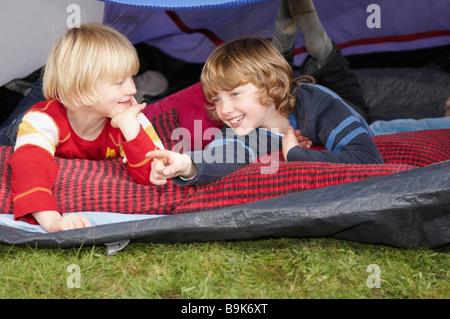 Deux garçons à la tente de Banque D'Images