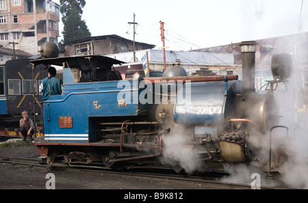 Un petit train à vapeur éructe car elle fait appel à la station de Darjeeling pour ramasser il et les voitures avant de faire le voyage de c Banque D'Images