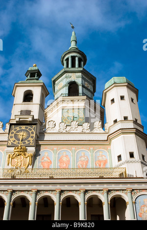 Les tours et horloge de l'hôtel de ville à la place du Vieux Marché (Stary Rynek), Poznan, Pologne Banque D'Images