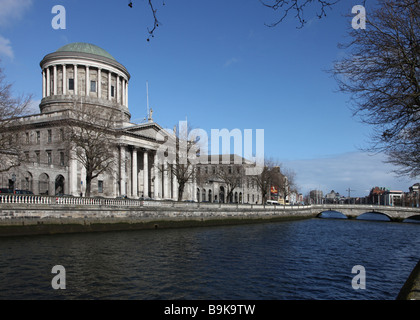 Les quatre Cours River Liffey Dublin Ireland Banque D'Images