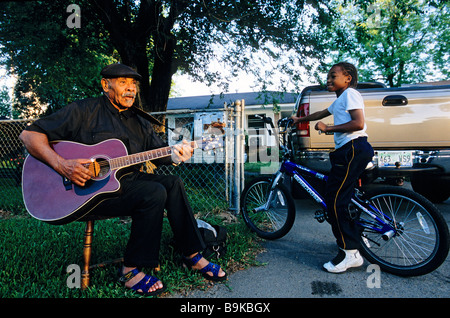 United States, au Mississippi, Leland, Bluesman Eddie Cusic, jouer en face de sa maison Banque D'Images