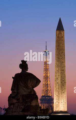 France, Paris, Place de la Concorde (square), l'Obélisque, et la Tour Eiffel illuminée (éclairage de la Tour Eiffel par Pierre Banque D'Images