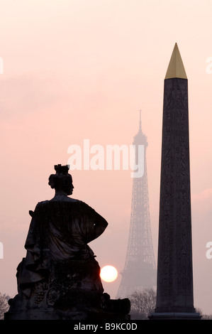 France, Paris, l'obélisque sur la place de la Concorde et de la Tour Eiffel Banque D'Images