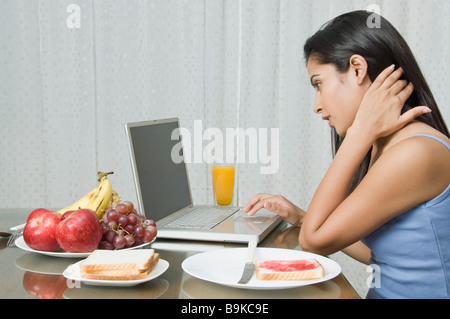 Femme à l'aide d'un ordinateur portable Banque D'Images