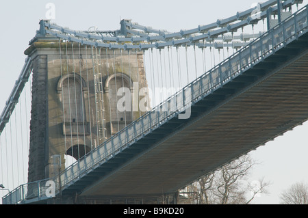 Sous le Thomas Telford s suspension Menai Bridge à travers le détroit de Menai à Anglesey au nord du Pays de Galles UK Banque D'Images